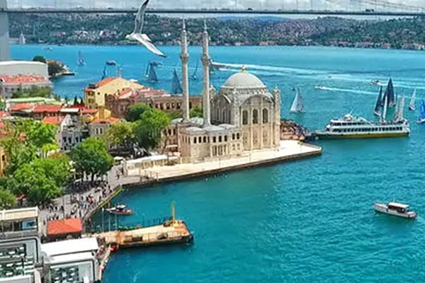 Ortakoy Mosque in Turkey Ortakoy Mosque in Turkey منارات مضئية في أوروبا