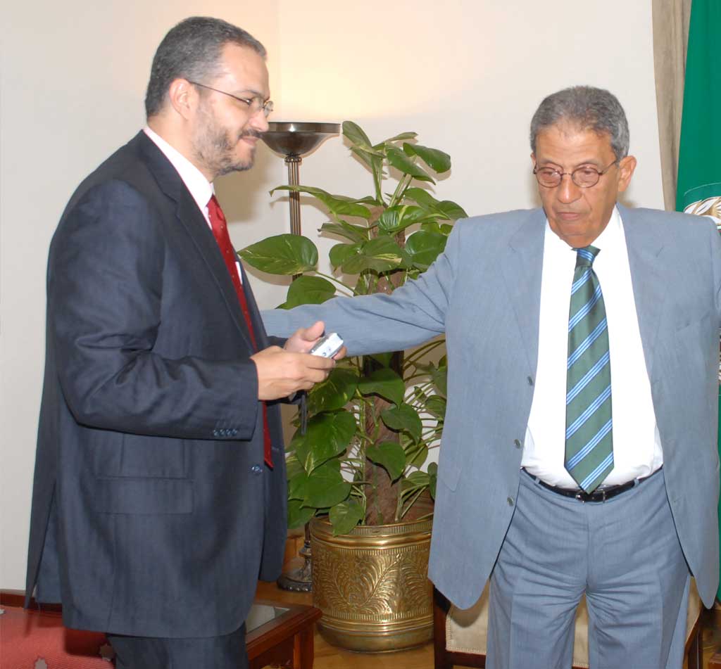 ضياء السعيد، عمرو موسى أمين جامعة الدول العربية، 11 أغسطس 2008 2 عمرو ﻣﻮﺳﻰ في مقابلة خاصة: ﻣﺎ ﻳﺤﺪث ﻓﻲ فلسطين ﻟﻌﻨﺔ ﻋﻠﻰ اﻟﻘﻀﻴﺔ.. واﻟﻔﻠﺴﻄﻴﻨﻴﻮن ارﺗﻜﺒﻮا ﺟﺮﻳﻤﺔ ﻓﻲ ﺣﻖ ﺑﻠﺪﻫﻢ